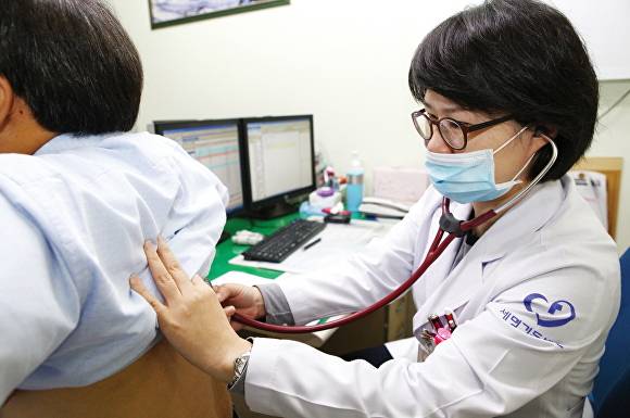 세명기독병원 호흡기내과 서완다 부장이 환자를 진료하고 있다. [사진=포항세명기독병원]