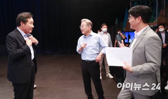 이낙연(왼쪽부터), 이재명, 박용진 더불어민주당 대선 경선 후보가 28일 밤 서울 양천구 목동 SBS에서 열린 TV 토론회를 앞두고 대화를 하고 있다.[사진=국회사진취재단]