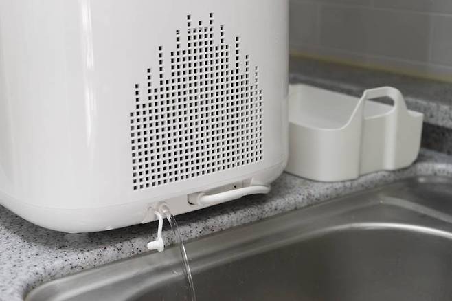 사용이 모두 끝났으면 후면의 밸브를 열어 물탱크의 물을 모두 빼준다. 출처=IT동아