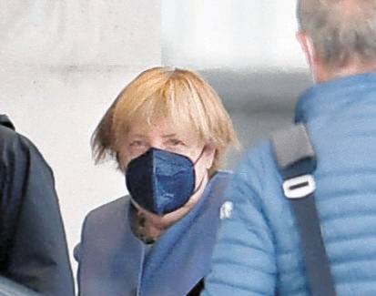 27일(현지시간) 총리 관저를 나오는 앙겔라 메르켈 독일 총리. [로이터=연합뉴스]