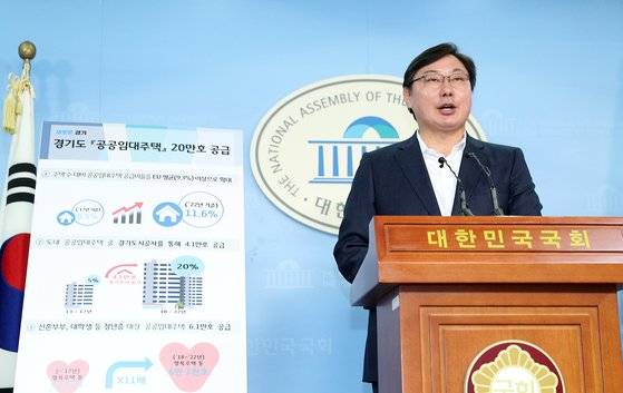 이화영 킨텍스 대표가 2018년 9월 경기도 평화부지사 시절 국회 정론관에서 경기도 공공임대주택 확대 공급 계획을 설명하던 모습. [사진 경기도]