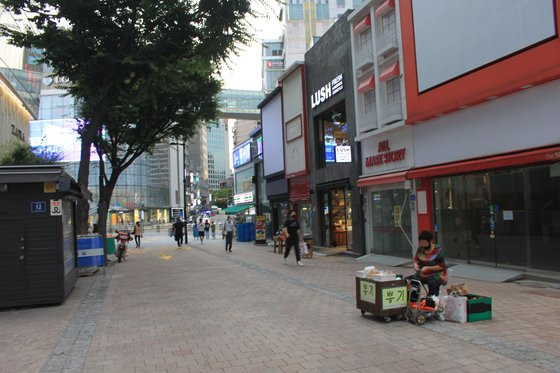 지난 16일 텅 빈 명동 메인 거리에서 나홀로 장사 중인 달고나 할머니.