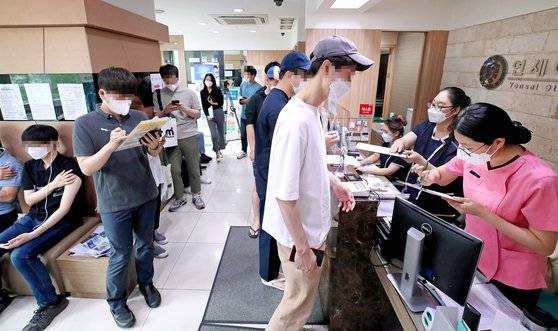 30세 이상 60세 미만 예비군과 민방위 대원, 국방·외교 관련자 등에 대한 얀센 백신 접종이 시작된 지난 6월 10일 오전 서울 성동구에 위치한 한 코로나19 백신접종 위탁 의료기관이 백신 접종자 및 내원객들로 붐비고 있다.연합뉴스