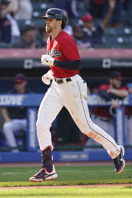 클리블랜드 브래들리 짐머가 28일 캔자스시티와 경기 8회 말 형 카일 짐머에게 솔로 홈런을 뽑아낸 뒤 홈으로 들어오고 있다. [AP=연합뉴스]