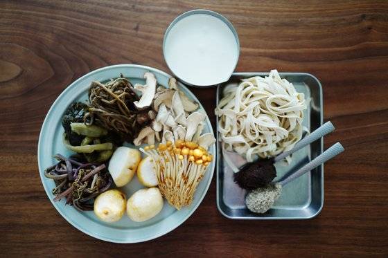 들깨나물 파스타의 재료. 사진 김혜준.