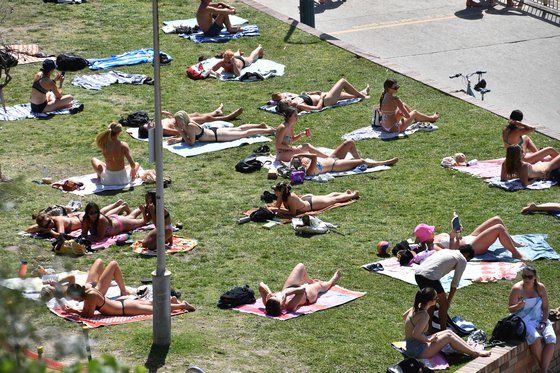 지난 24일(현지시간) 호주 시드니 브론테 비치에서 해변을 찾은 시민들이 야외 활동을 즐기고 있다. [EPA 연합뉴스]