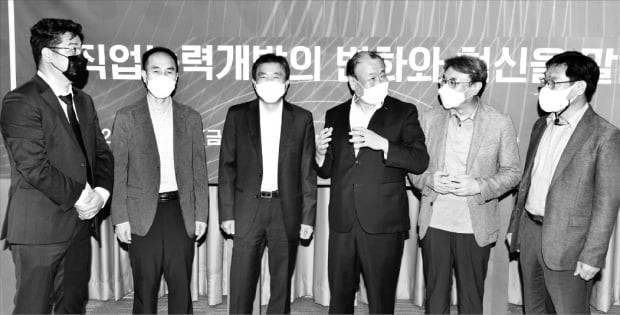 포스트 코로나 시대 직업능력개발 정책의 발전 방향을 모색하는 특별 좌담회가 27일 서울 중림동 한국경제신문사에서 열렸다. 왼쪽부터 백승현 한경 좋은일터연구소장(사회), 백시욱 현대로템 기술교육원장, 이정근 솔트웨어 대표, 어수봉 한국산업인력공단 이사장, 이우영 한국기술교육대 교수, 류경희 고용노동부 직업능력정책국장.  김병언 기자