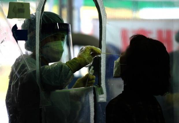 대전 서구 관저보건지소에 마련된 선별진료소에서 한 시민이 코로나19 검사를 받고 있다. /사진=뉴스1