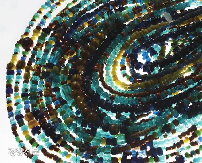 무덤 바닥에 떨어져있던 구슬 3만1210점이 수습됐다. 이중 유리구슬이 3만741점에 이르렀다. 구슬의 지름은 0.1~0.6㎝ 정도 되었다. 일부 유리구슬의 산지는 태국으로 밝혀졌다. 백제가 중국 남조는 물론 동남아시아와도 교역했음을 웅변하고 있다.|국립공주박물관 제공