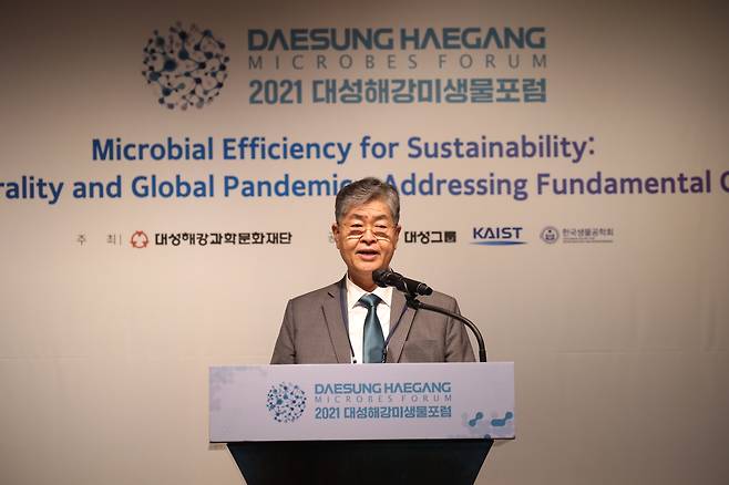 Daesung Group Chairman Younghoon David Kim speaks at the Daesung Haegang Microbes Forum at the Westin Josun Seoul on Tuesday. (Daesung Group)