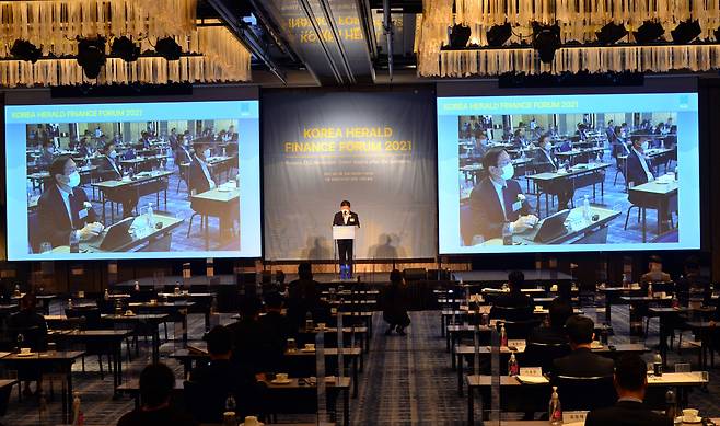 National Pension Service Chairman and CEO Kim Yong-jin delivers a keynote speech at the Korea Herald Finance and Investment Forum at Four Seasons Hotel Seoul on Tuesday. (Park Hyun-koo/The Korea Herald)