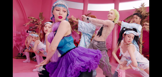 Far right, dancer No:ze, who is currently a contestant on "Street Woman Fighter," appears as a backup dancer in the music video for HyunA&Dawn's "Ping Pong" (2021). [SCREEN CAPTURE]