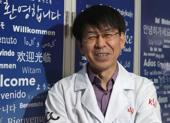 Kwon Oh-seung, president of the Korean Society of Pharmaceutical Science and Technology, smiles during an interview with the JoonAng Ilbo in February 2018, when he was head of the Doping Control Center at the Korea Institute of Science and Technology (KIST). The center dispatched analysts to assist in the technology of identifying growth hormone and similar banned substances at the request of the Tokyo Olympic Organizing Committee. [JOONGANG PHOTO]