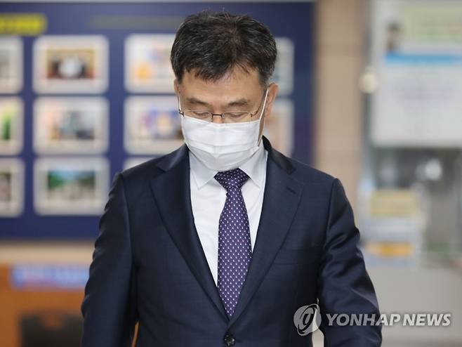 경기 성남시 대장동 개발사업에서 특혜를 받은 의혹이 제기된 화천대유의 최대 주주 김만배 씨가 27일 오후 참고인 신분으로 조사를 마치고 서울 용산경찰서를 나서고 있다. 연합뉴스
