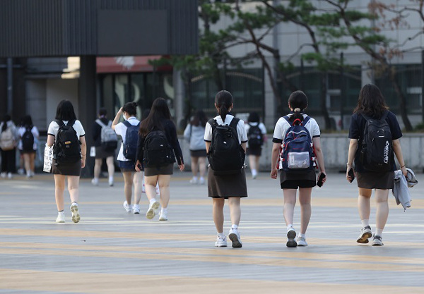 지난달 10일 오전 개학한 서울 시내 한 고등학교에서 3학년 학생들이 등교하고 있다. 연합뉴스