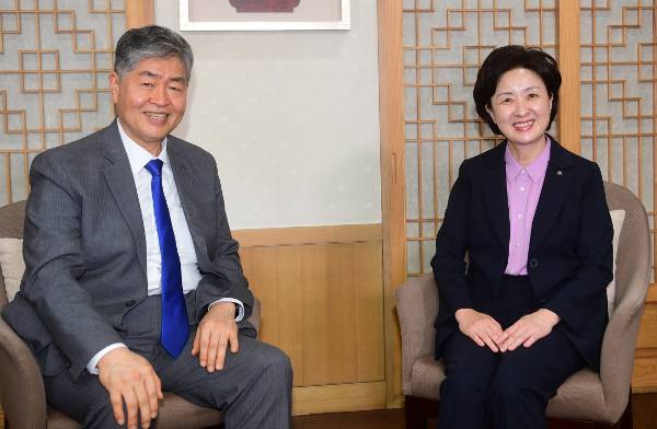 김영훈(왼쪽) 대성그룹 회장과 장윤금 숙명여대 총장이 지난 16일 서울 용산구 숙대 총장실에서 살아오면서 만난 하나님의 은혜를 간증하고 있다. 강민석 선임기자