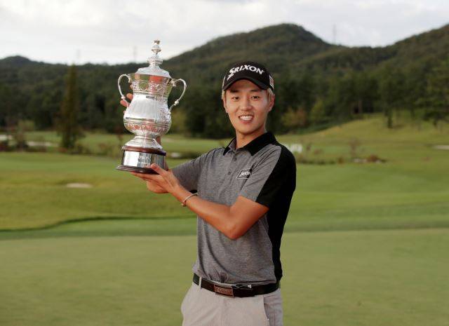 이창우가 지난해 9월 27일 경기도 여주 페럼클럽에서 열린 한국프로골프(KPGA) 코리안투어 현대해상 최경주 인비테이셔널에서 우승한 뒤 트로피를 들어올리고 있다. 이창우는 이 대회에서 투어 통산 2승을 달성했다. KPGA 제공