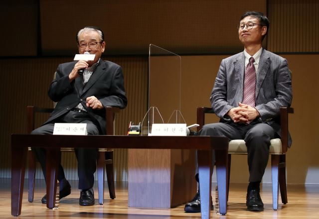 배우 이순재가 28일 오전 서울 서초구 예술의전당 인춘아트홀에서 열린 연극 '리어왕' 기자간담회에서 인사말을 하고 있다. 오른쪽은 연출을 맡은 이현우 순천향대 교수.   연합뉴스