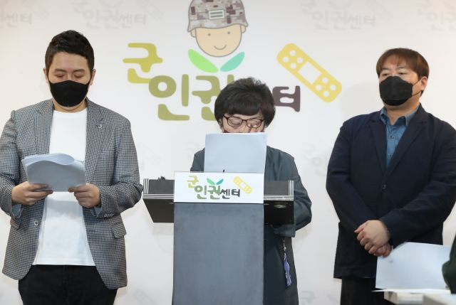 28일 서울 마포구 군인권센터에서 열린 공군 성추행 피해자 사망사건 수사결과 비판 기자회견에서 선임병들의 구타 등으로 지난 2014년 숨진 고(故) 윤 일병의 어머니가 발언 도중 눈물을 흘리고 있다. 연합뉴스