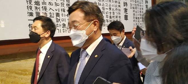 ▲김기현 국민의힘 원내대표와 윤호중 더불어민주당 원내대표가 28일 저녁 언론중재법 협상의 결렬 상황을 설명한 뒤 자리를 이동하면서 기자들의 질문을 받고 있다. 사진=조현호 기자