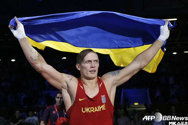 올렉산드르 우시크가 2012년 우크라이나에 올림픽 사상 첫 남자복싱 –91㎏ 금메달을 선사한 후 기뻐하고 있다. 사진=AFPBBNews=News1