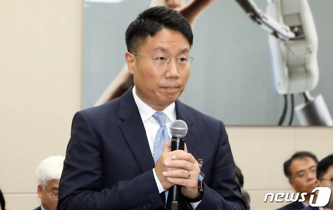 (서울=뉴스1) 김명섭 기자 = 윤구 애플코리아 대표가 4일 서울 여의도 국회에서 열린 과학기술정보방송통신 위원회 국정감사에서 증인으로 출석해 의원 질의에 답변을 하고 있다. 2019.10.4/뉴스1