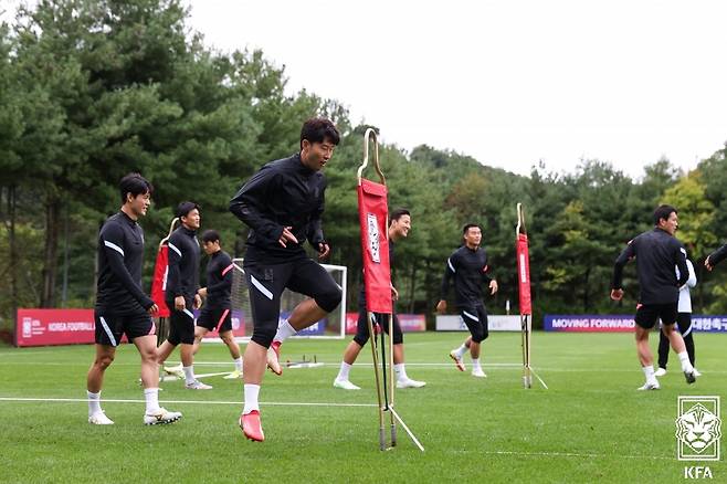 파울루 벤투가 이끄는 한국 축구 국가대표팀이 다음달 7일 시리아와의 홈경기에 이어 12일 이란과 원정경기를 각각 갖는다. 사진은 지난 1일 경기 파주트레이닝센터(NFC)에서 훈련하고 있는 축구대표팀. /사진= 뉴스1