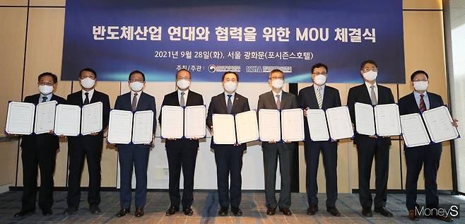 ’반도체 연대·협력협의체‘ 출범식이 28일 서울 종로구 포시즌스호텔에서 열렸다. (왼쪽부터) 김영삼 KETI 원장, 정칠희 네패스 회장, 이현덕 원익IPS 대표, 이석희 SK하이닉스 대표, 문승욱 산업통상자원부 장관, 이정배 반도체산업협회장 겸 삼성전자 사장, 최창식 DB하이텍 대표, 이준혁 동진쎄미켐 대표, 김동천 실리콘마이터스 대표. /사진=장동규 기자