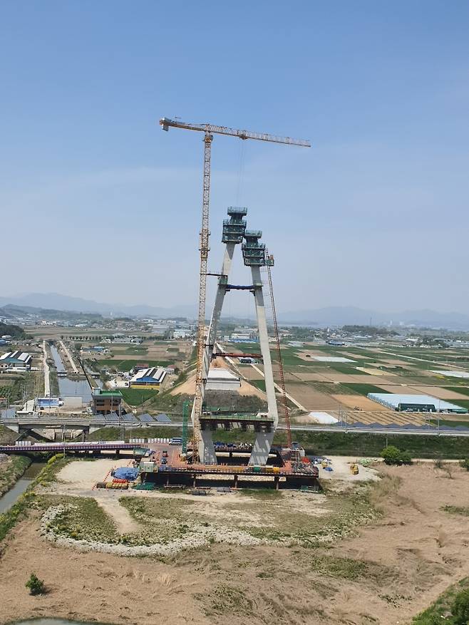 국지도60호(한림~생림) 4차로 교량(화포교) 건설현장 전경./사진=경남도 제공.