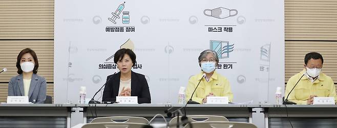 최은화 예방접종전문위원회 위원장(서울대 어린이병원 소아청소년과 교수)이 27일 오후 충북 청주시 질병관리청에서 열린 신종 코로나바이러스 감염증(코로나19) 특집 브리핑에서 소아·청소년 접종 관련 질문에 답변하고 있다. 왼쪽부터 김여향 교수, 최은화 예방접종전문위원회 위원장(서울대 어린이병원 소아청소년과 교수), 정은경 질병관리청장, 이상수 교육부 실장(학교혁신지원실). [연합]