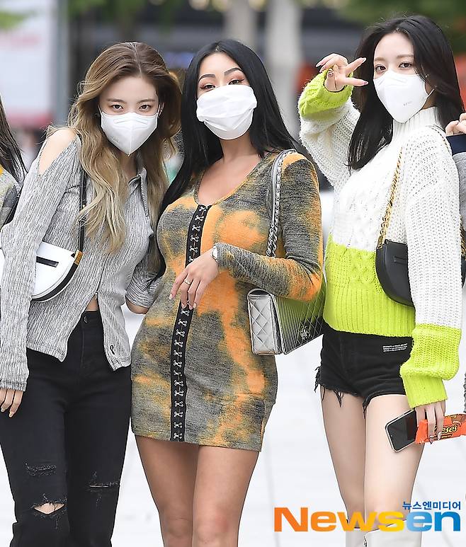 Girl group ITZY (ITZY/Yezi, Lia, Ryu Jin, Chae Ryeong, Yuna) meets and hugs Jessie while leaving SBS Mokdong office building in Yangcheon-gu, Seoul after finishing SBS Power FM Choi Hwa-jungs Power Time radio on the afternoon of September 28.