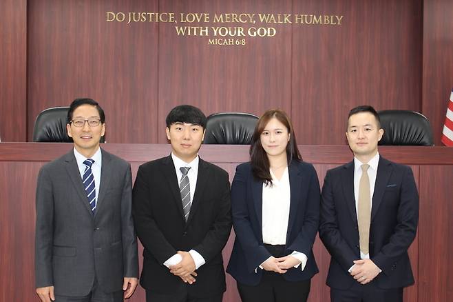 [포항=뉴시스] 강진구 기자 = 경북 포항의 한동대학교(총장 장순흥)는 국제법률대학원 김홍주, 배승환, 김동혁 씨가 온라인으로 개최된 제13회 국제인도법 모의재판 경연대회에서 우승을 차지했다고 28일 밝혔다.사진은 한동대학교 모의재판 경연대회 우승팀.(사진=한동대학교 제공) 2021.09.28.photo@newsis.com *재판매 및 DB 금지