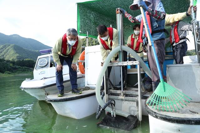 박재현 수자원공사 사장이 대청호 녹조 상황을 살피고 있다. 뉴시스DB *재판매 및 DB 금지