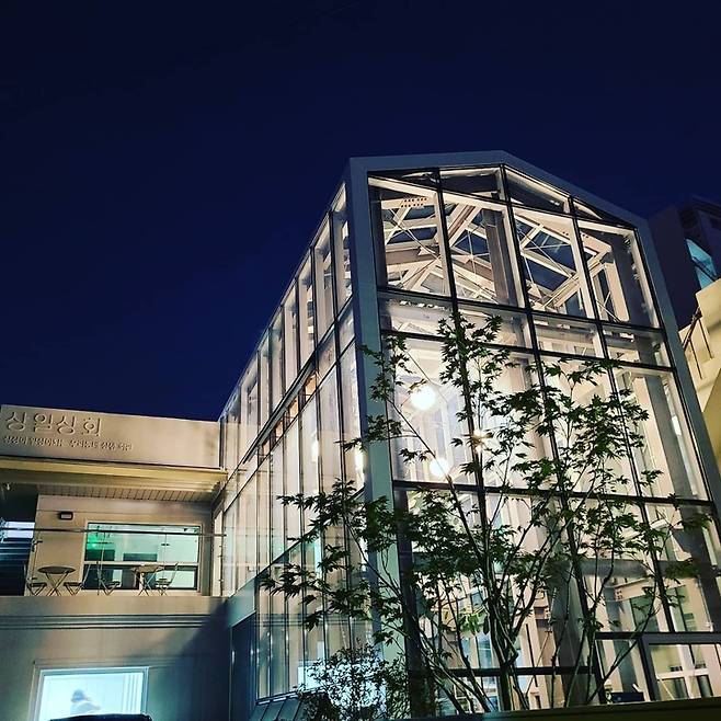 [울산=뉴시스] 구미현 기자 = 울산 중구 원도심에 28일 정원관광 거점 공간인 상일상회(상상이 일상이 되는 우리동네 상생 관광회관)가 문을 열었다. 사진은 상일상회 전경. 2021.09.28. (사진=울산시 중구 제공) photo@newsis.com *재판매 및 DB 금지