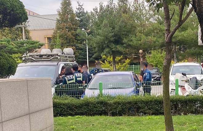 [청주=뉴시스] 조성현 기자 = 28일 오후 2시30분께 충북 청주시 흥덕구 봉명동 흥덕경찰서 민원인 주차장에서 장승곡(상엿소리)을 내보낸 화물연대 측이 경찰에 의해 제지당하고 있다. (사진=독자제공) 2021.09.28. photo@newsis.com *재판매 및 DB 금지