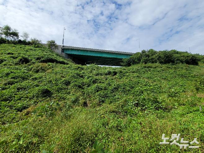 용인서울고속도로 개통으로 막힌 기존 도로. 김정록 기자