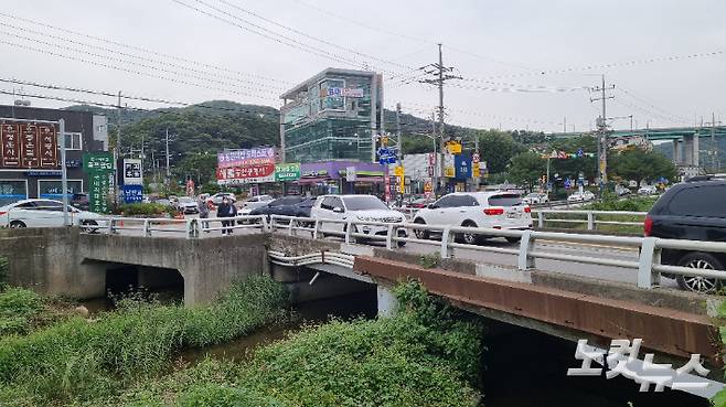 용인서울고속도로로 막힌 도로를 대신해 돌아가야 하는 길이 출퇴근 시간 가까워지자 교통 체증이 일어나고 있다. 김정록 기자