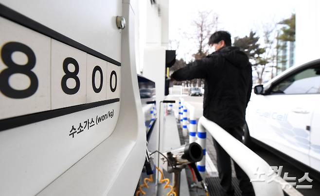 한 수소충전소에 정차된 수소차량에 충전건이 꽂혀 있다. 황진환 기자
