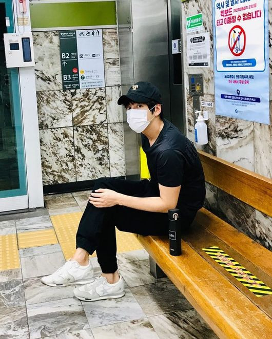 Actor Jang Keun-suk has delivered a warmer recent news.On the afternoon of the 28th, Jang Keun-suk posted several selfies on his personal SNS, saying Run #run.Jang Keun-suk in the photo is riding the Seoul subway.Jang Keun-suk caught the fans attention at once, sporting an unhidden visual despite wearing a mask on an all-black suit.So fans are heading for Jang Keun-suk, who uses public transportation instead of a private car, Where are you going?, Take me, Do you ride the underground railway?, It is really cool and so on.On the other hand, Jang Keun-suk released a new Japanese song Day By Day on the 15th.Jang Keun-suk SNS