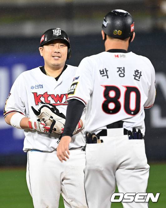 [OSEN=수원, 최규한 기자] 28일 오후 수원 KT위즈파크에서 ‘2021 신한은행 SOL KBO리그’ KT 위즈와 두산 베어스의 경기가 열렸다.6회말 2사 2루 상황 KT 허도환이 달아나는 좌중간 1타점 2루타를 날리고 박정환 코치와 인사를 나누고 있다. 2021.09.28 / dreamer@osen.co.kr