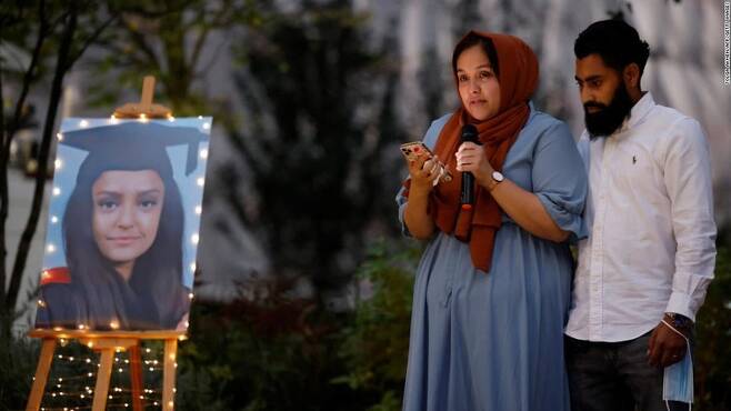 희생자 서비나 네사의 언니 지비나가 사람들 앞에서 추도문을 읽고 있는 모습.(사진=AFP 연합뉴스)