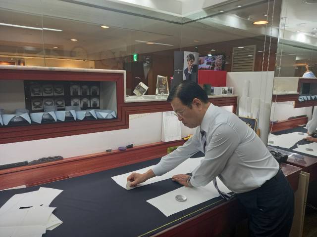 이정구 명장이 서울 삼성동 코엑스 골드핑거 매장에서 재단을 하고 있다.