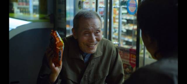 오징어게임 속 주인공이 삼양라면을 들고 있다./넷플릭스 캡처