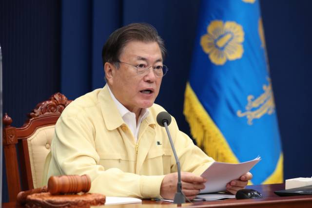 문재인 대통령이 28일 오전 청와대 여민관 영상회의실에서 열린 국무회의에서 발언하고 있다. /연합뉴스