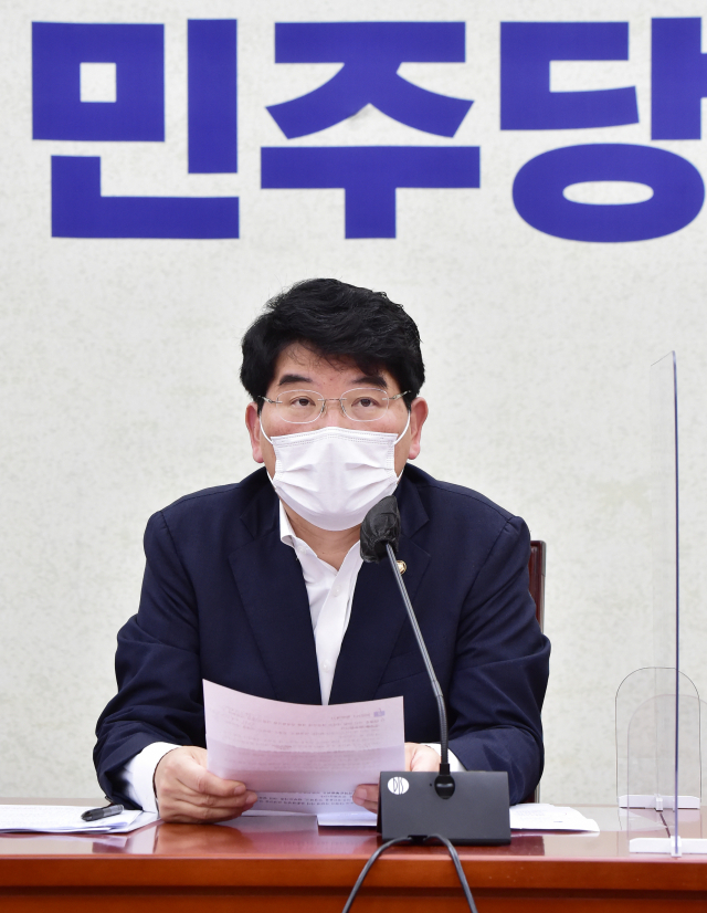박완주 더불어민주당 정책위의장이 지난달 31일 국회에서 열린 당 원내대책회의에서 발언하고 있다. / 권욱 기자