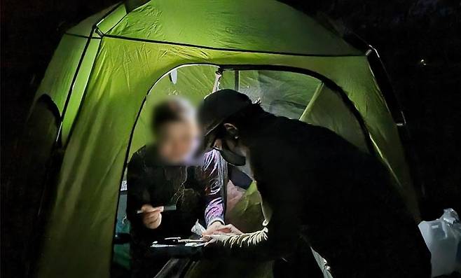야영장 단속 하는 직원들   [다도해해상국립공원 제공·재판매 및 DB 금지]