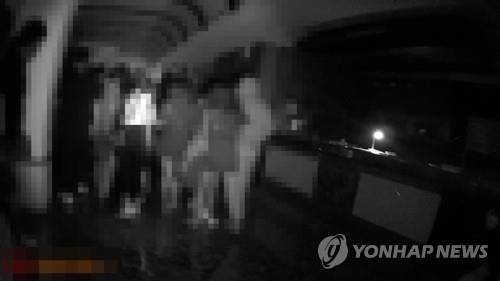 방역수칙 위반 유흥주점. 기사 내용과 관계없습니다 [연합뉴스 자료사진]