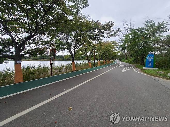 인적 끊긴 영랑호 산책로 (속초=연합뉴스) 이종건 기자 = 28일 오후 속초 영랑호 산책로가 최근 발생한 흉기피습 사건으로 대낮인데도 인적이 끊긴 모습이다. 영랑호 주변 산책로는 평일에도 많은 시민들이 찾아 걷기 운동을 하거나 자전거를 타는 곳이다.
    2021.9.28 momo@yna.co.kr