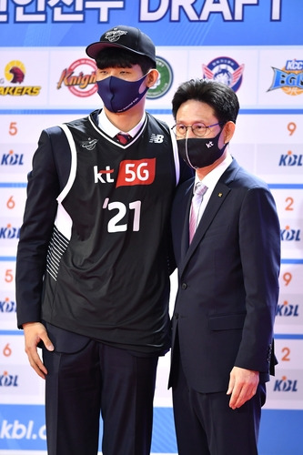 kt에 지명된 하윤기와 서동철 감독 [KBL 제공. 재판매 및 DB 금지]