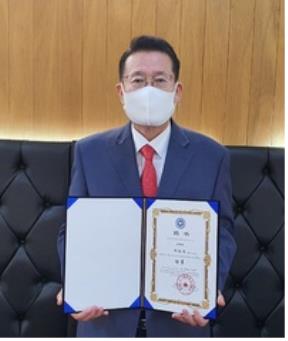 중국 헤이룽장성 인민대외우호협회가 보낸 임명장을 받고 기념사진을 찍은 권기식 한중도시우호협회장. [한중도시우호협회 제공]